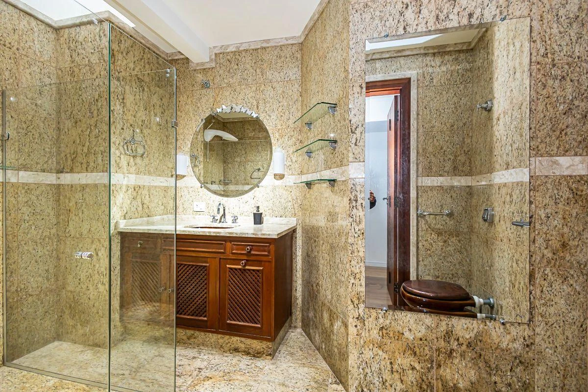 3-bedroom house with a bathtub — photo 24