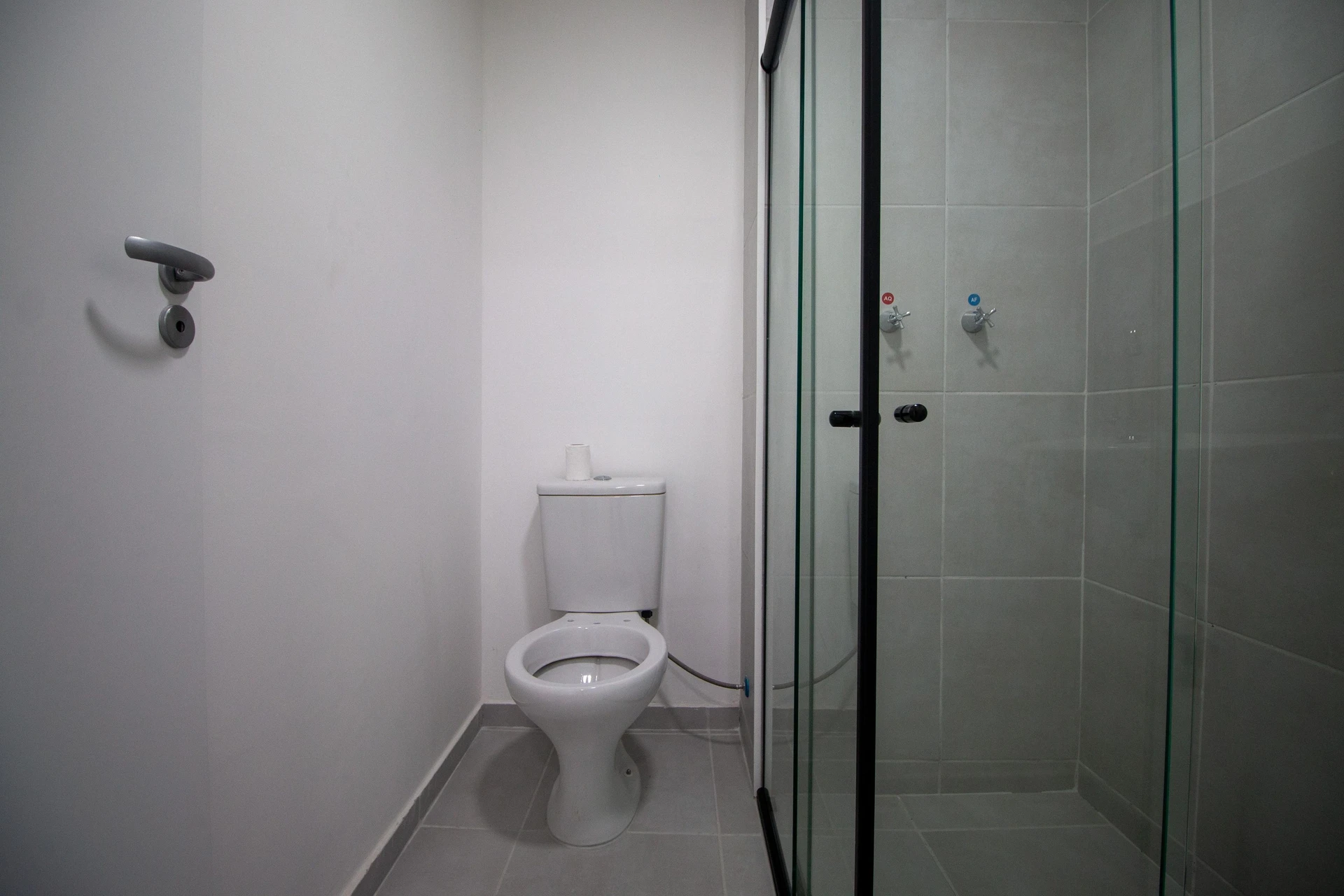 2-bedroom apartment in a building with a gym — photo 11