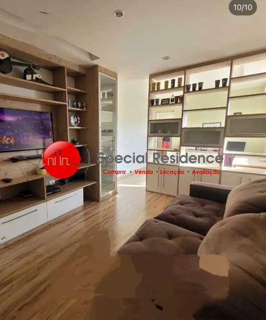 615 m² house with a mountain view and a home office