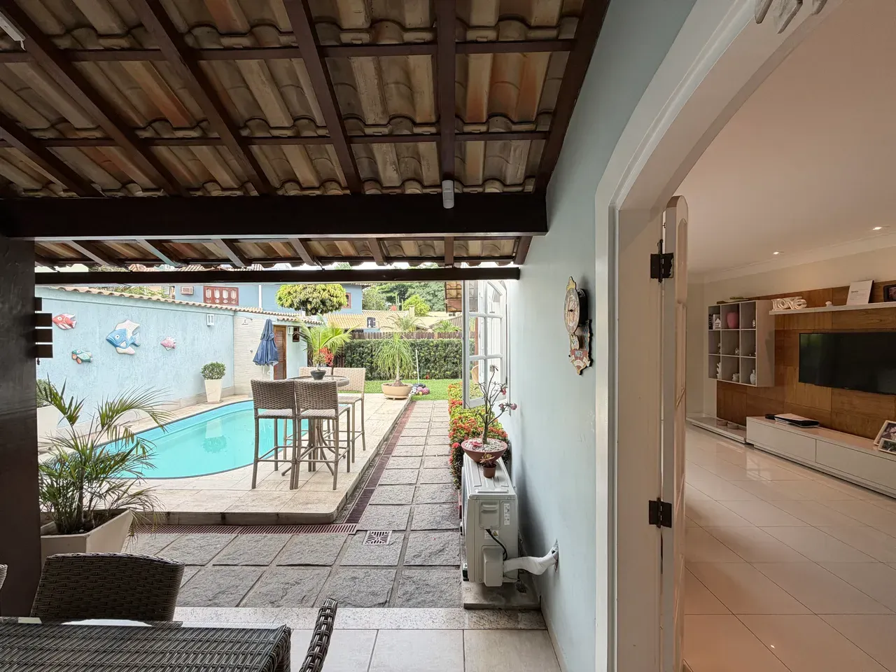 Balcony with a grill in a 3-bedroom house, 160 m² — photo 22