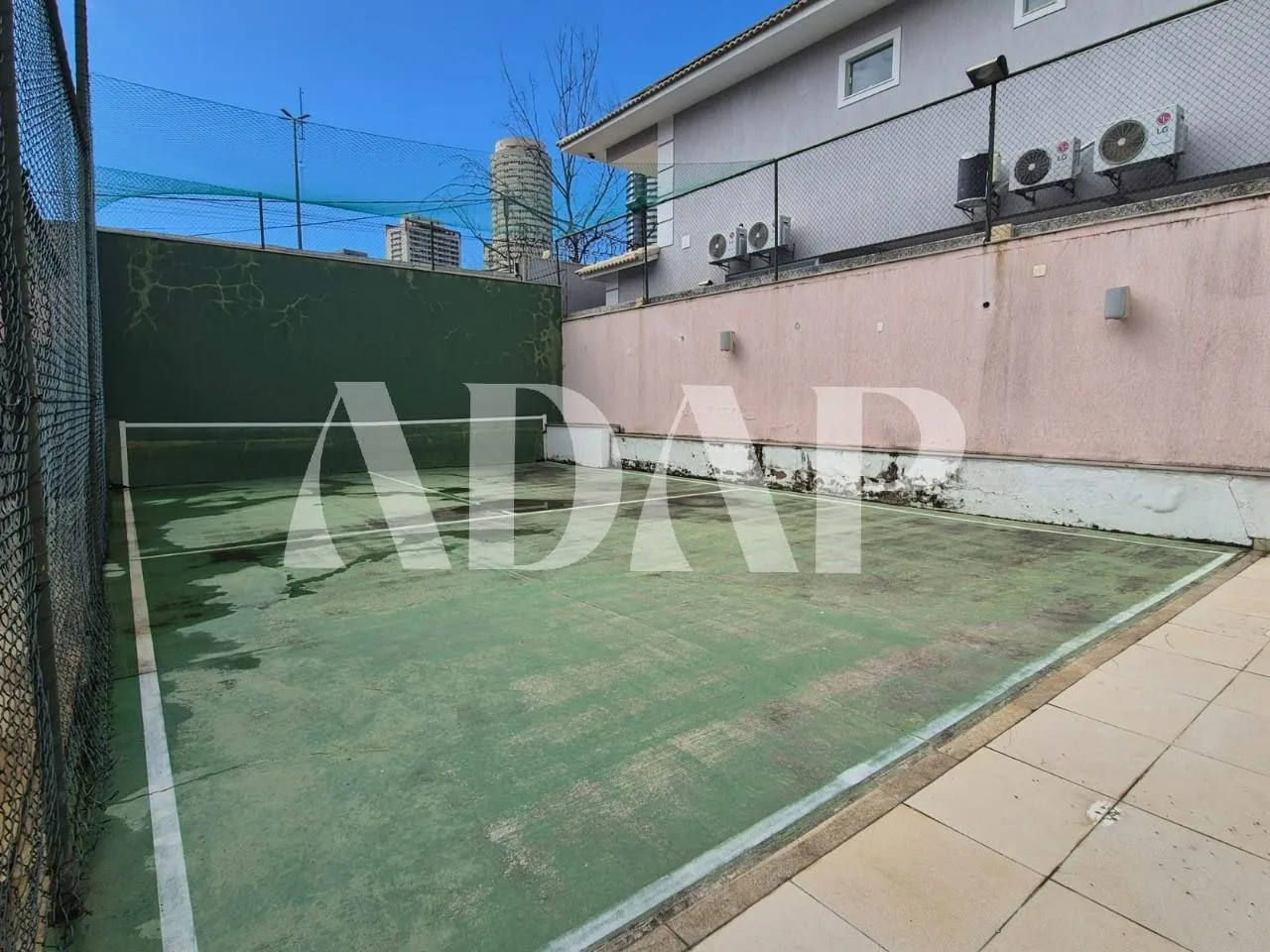 1253 m² house with 7 bedrooms and a private garden — photo 7