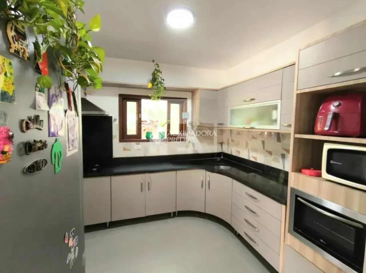 Casa mobiliada com 3 dormitórios e jardim com churrasqueira