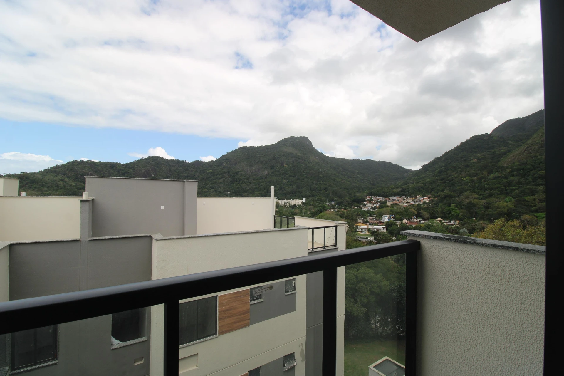 Unfurnished 2-bedroom apartment with balcony and private garden
