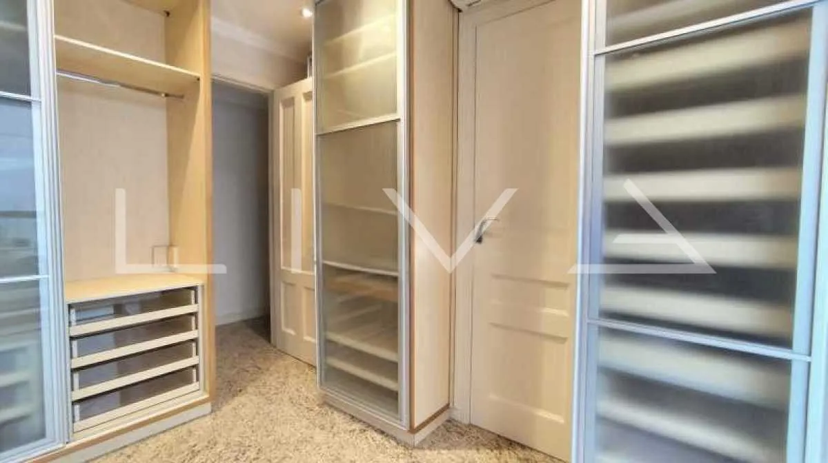 Walk-in closet in a 3-bedroom apartment, 165 m² — photo 22
