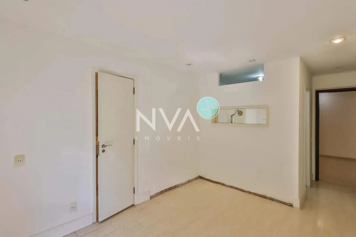 Apartment with balcony, 3 bedrooms and 4 bathrooms — photo 32