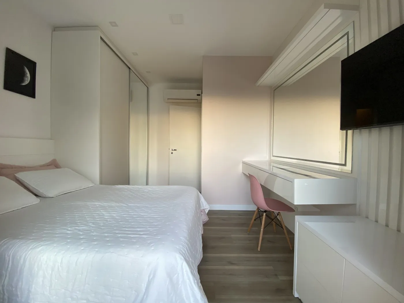 318 m² apartment with a bathtub and a water view — photo 34
