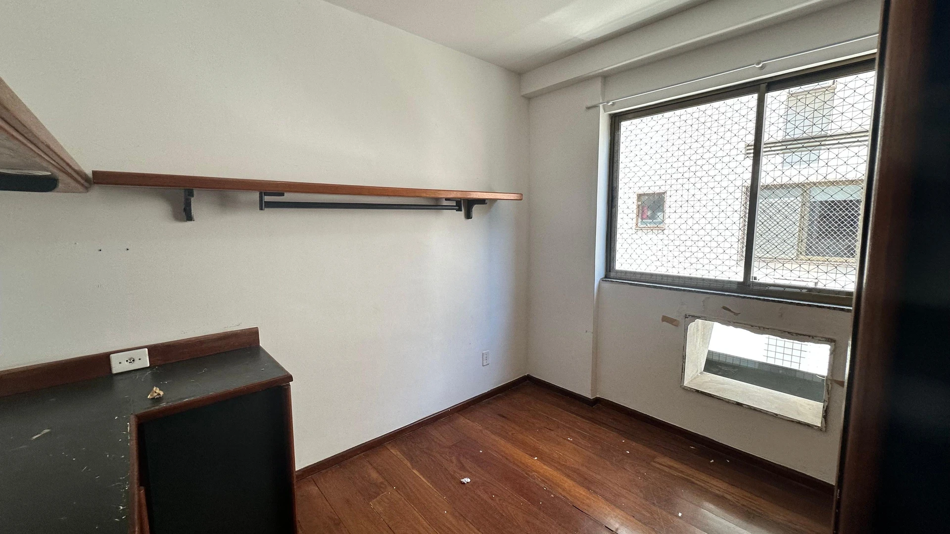 Apartment with built-in wardrobes and a balcony — photo 7