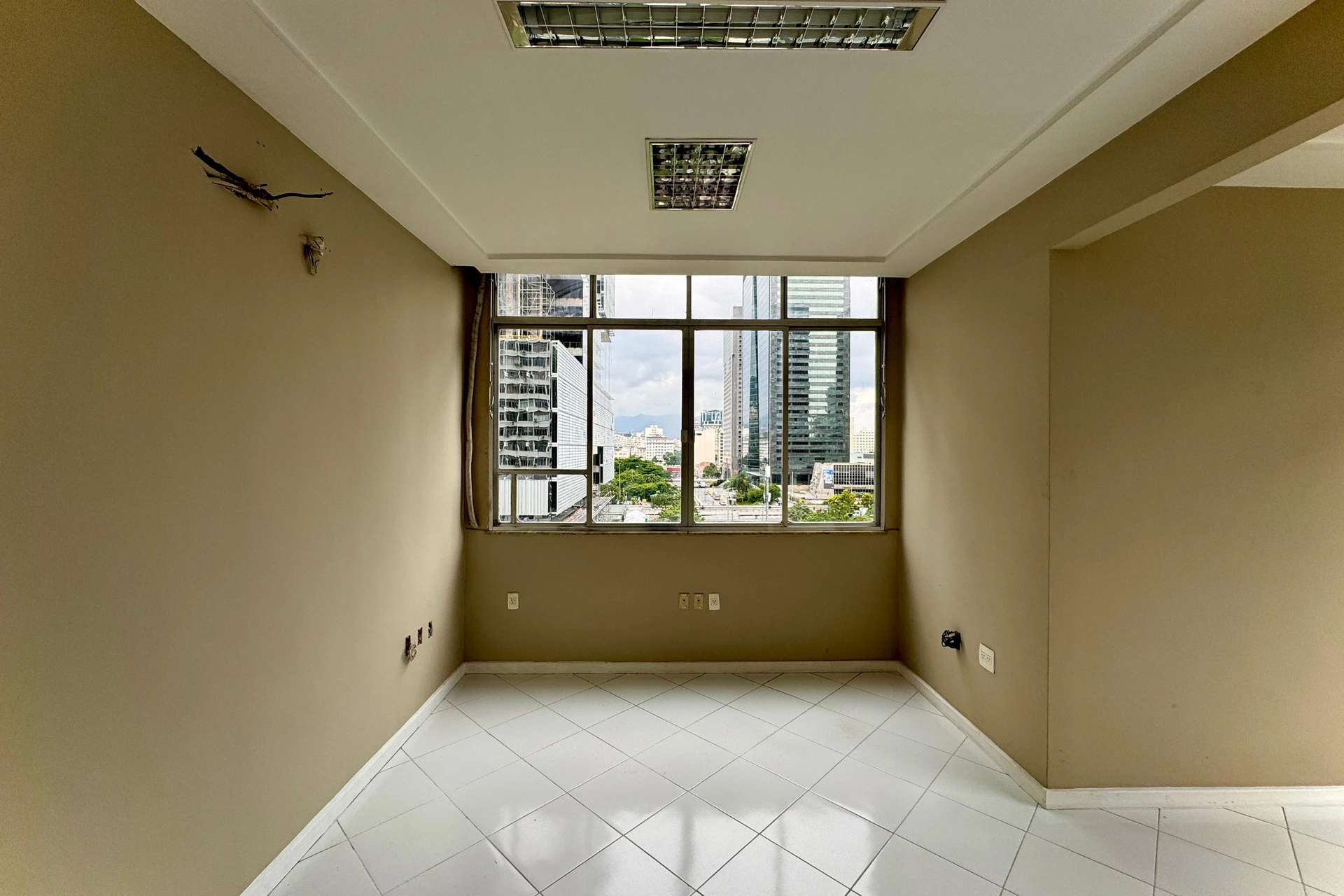 Furnished 2-bedroom apartment with 1 suite and balcony — photo 30