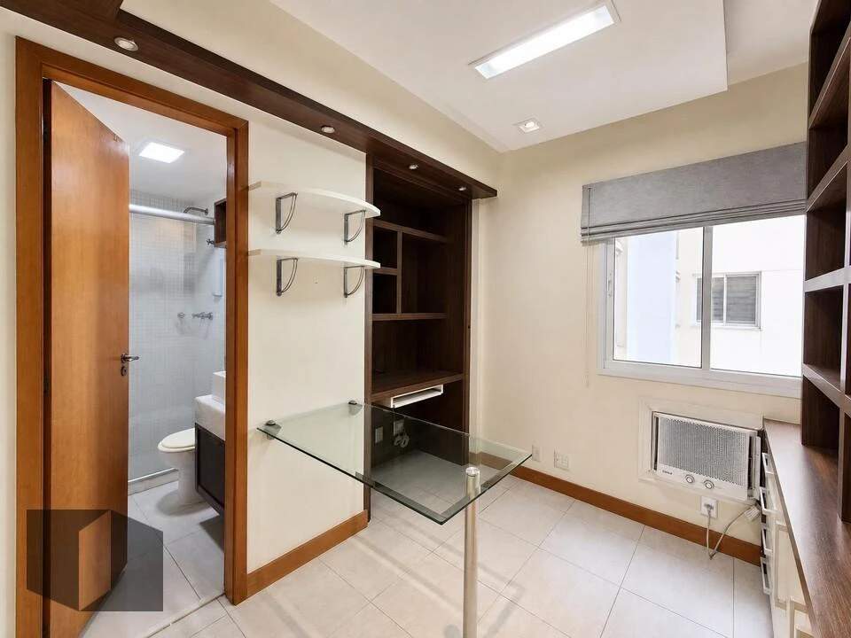 Walk-in closet in a 3-bedroom apartment, 122 m² — photo 18
