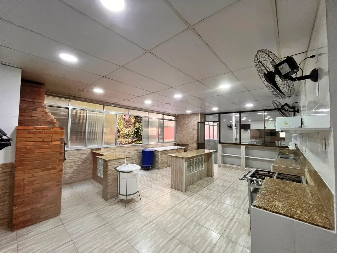 Furnished 3-bedroom apartment with gas open-plan kitchen — photo 33