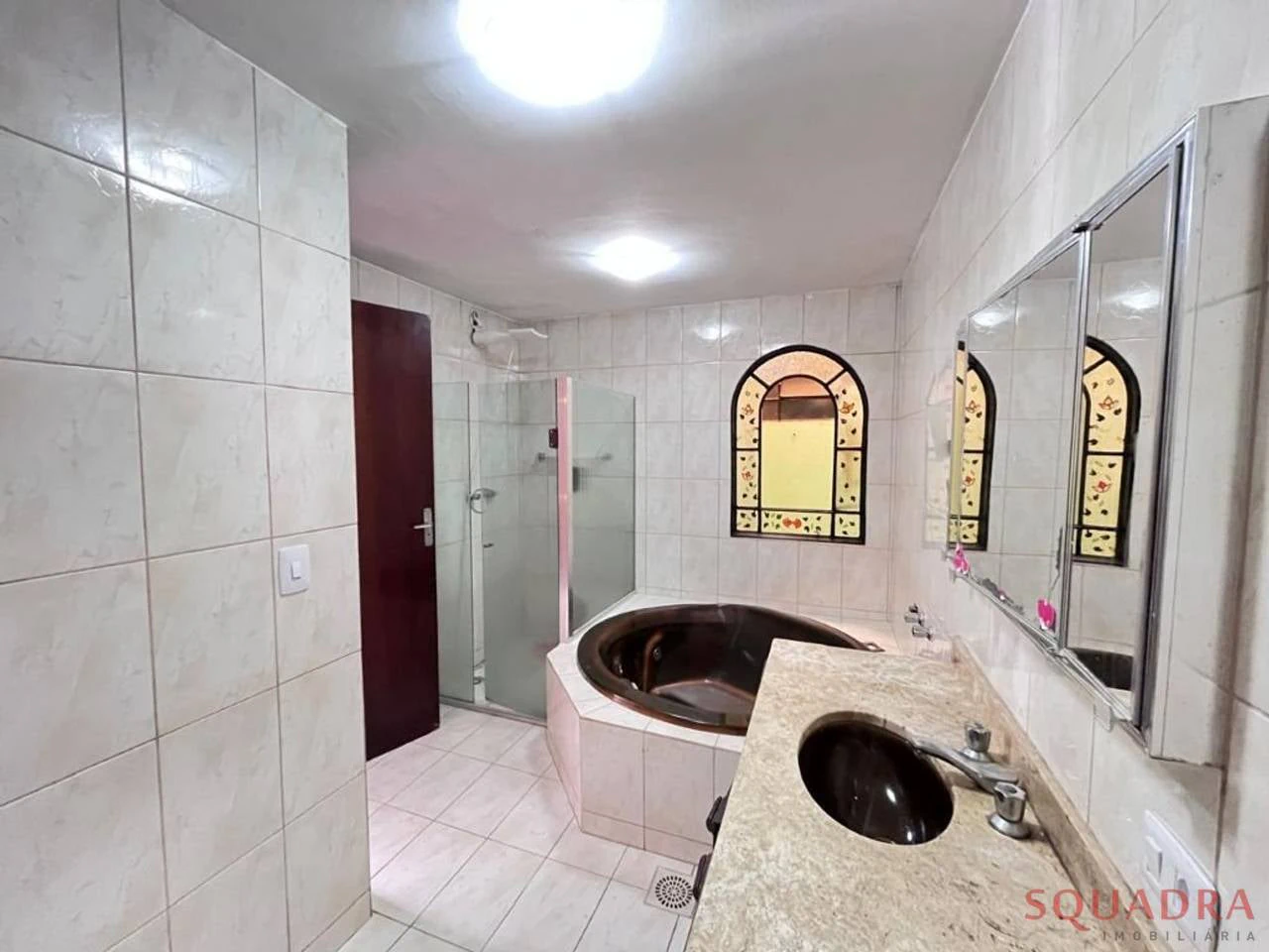 3-bedroom house with a bathtub in Curitiba — photo 10