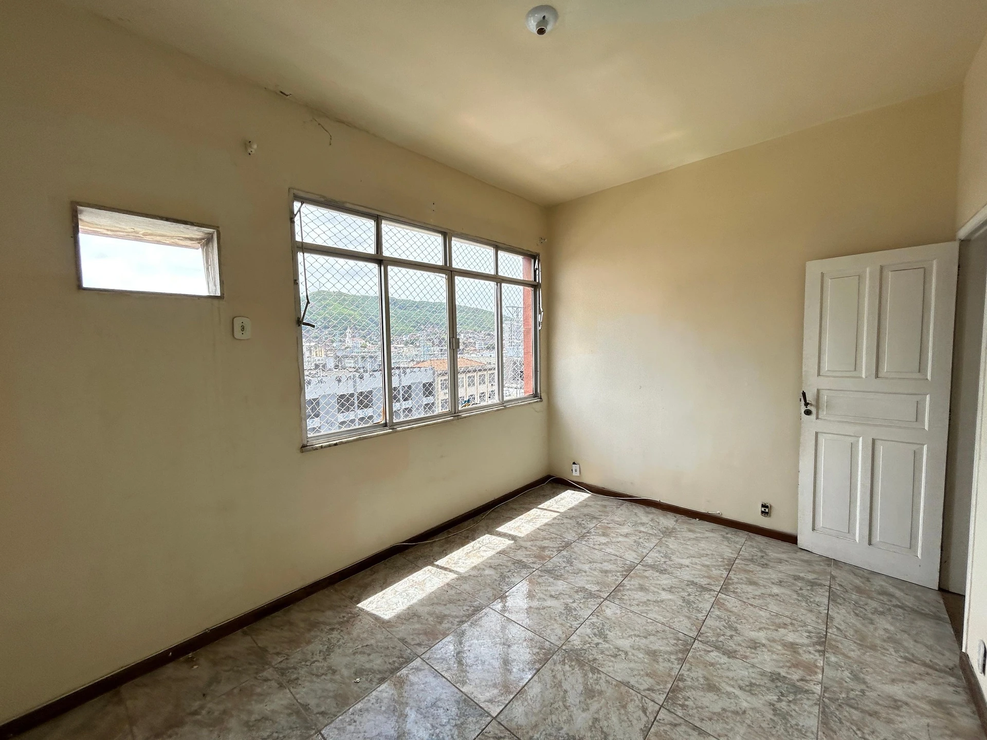 3-bedroom apartment with a walk-in closet — photo 36