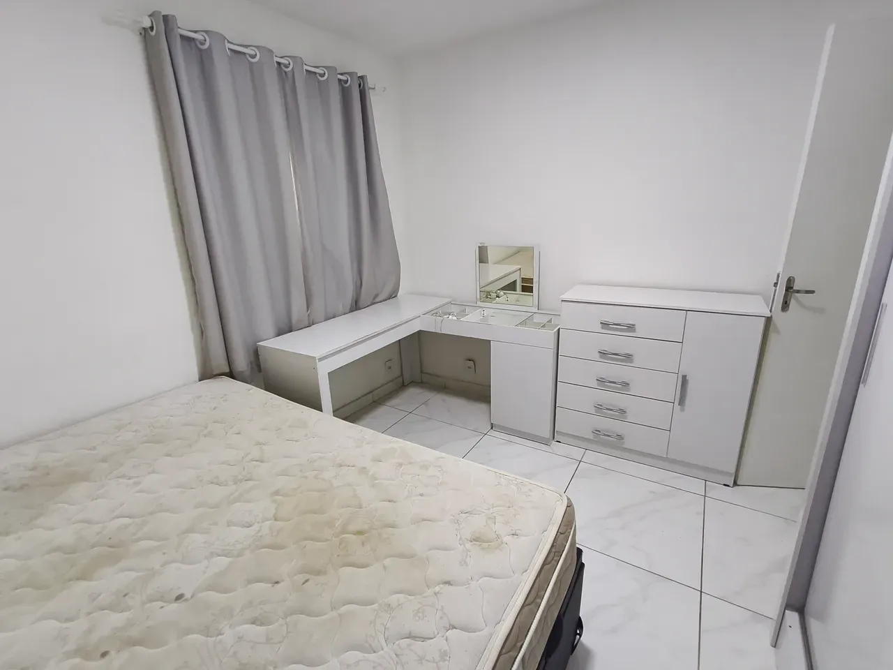 Furnished 2-bedroom apartment with open-plan kitchen — photo 3