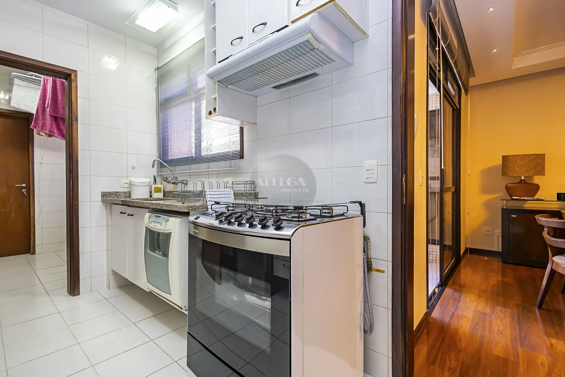 Apartamento com 4 quartos e piso de madeira na sala — photo 23