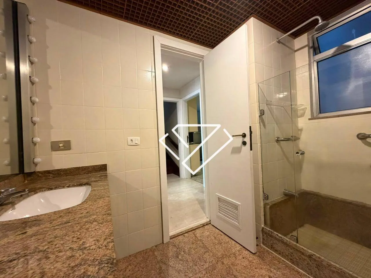 Penthouse with 3 bedrooms, 4 bathrooms and enclosed balcony — photo 45