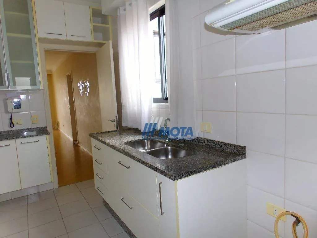 3-bedroom apartment with a bathtub — photo 25