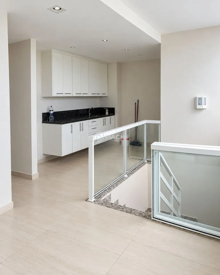 4-bedroom apartment in a building with a coworking space — photo 16