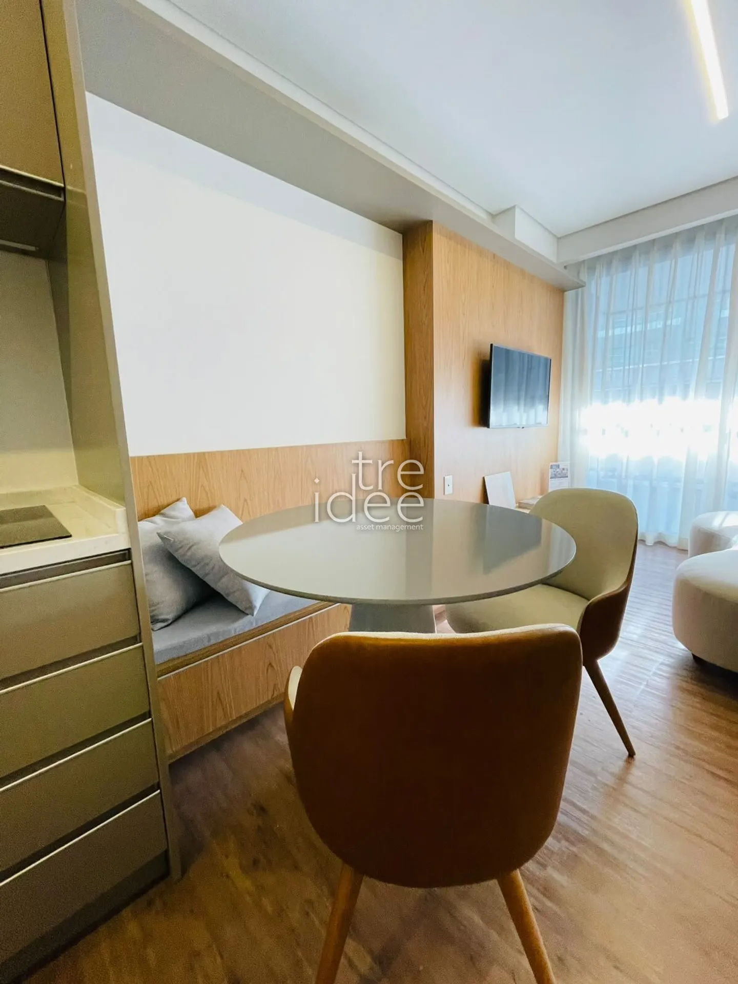 Furnished 1-bedroom apartment with an open-plan kitchen — photo 15
