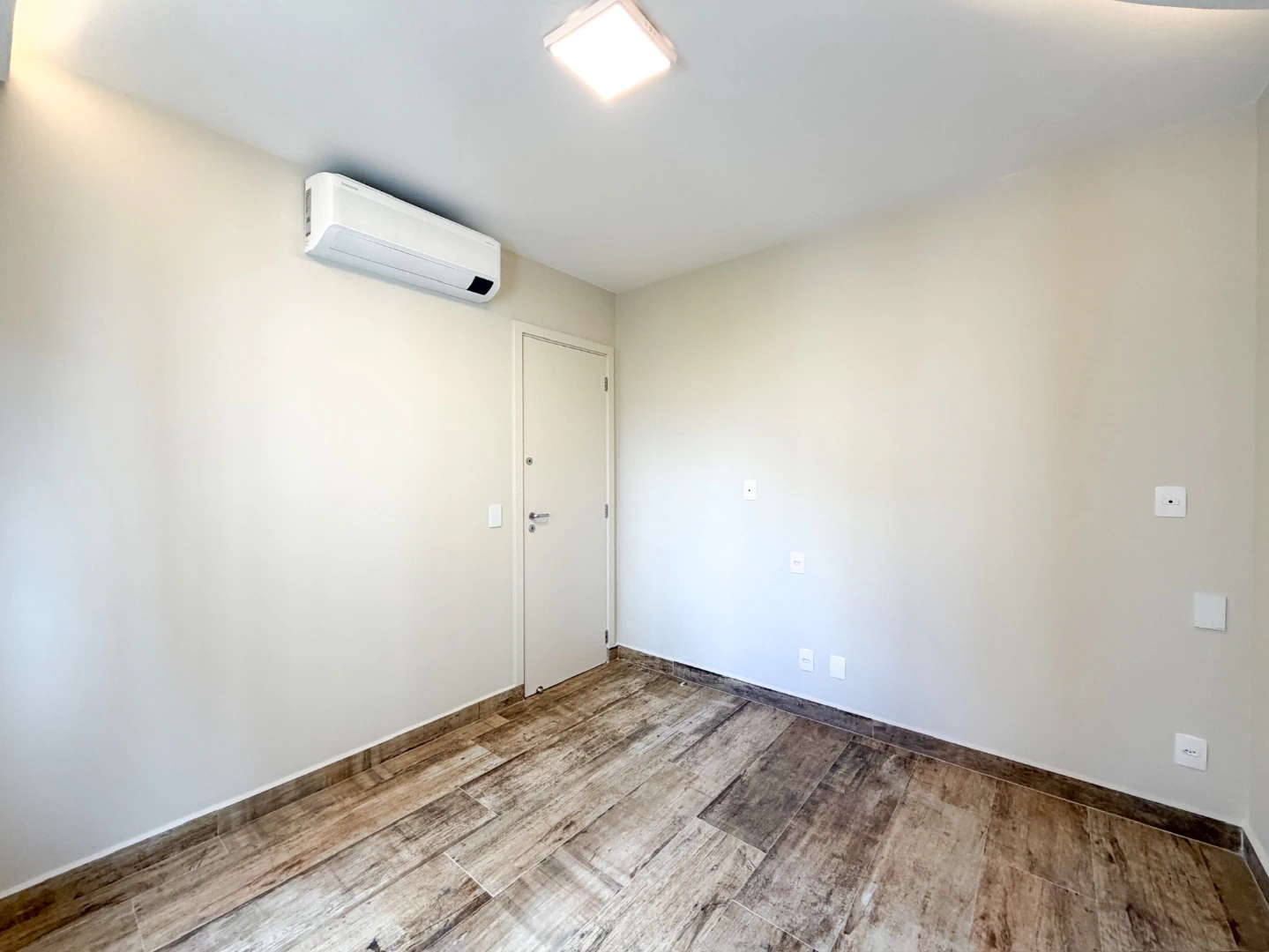 Floor-to-ceiling windows in a 3-bedroom apartment, 106 m² — photo 12