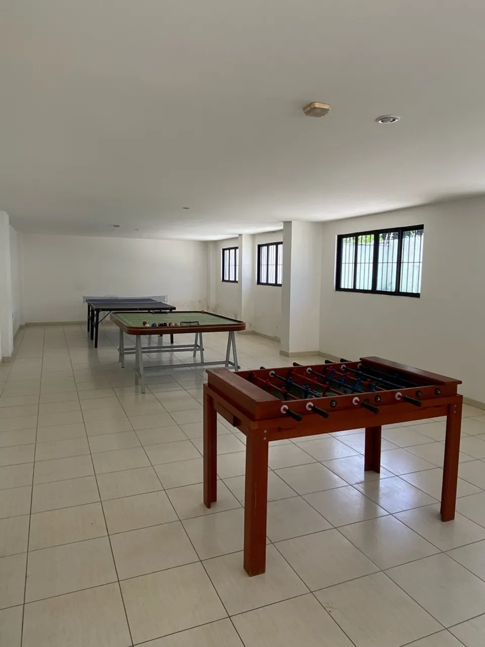 4-bedroom apartment in a building with a pool — photo 9