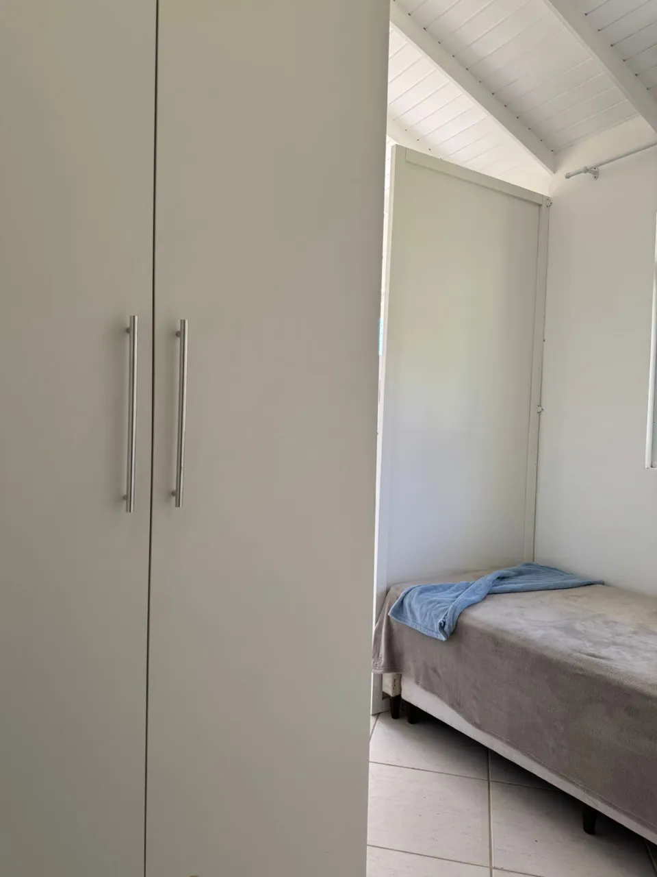 Unfurnished studio with no parking and glass shower — photo 6