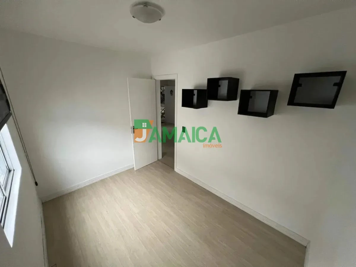 Apartamento de 2 quartos com piso de madeira ou laminado — photo 6