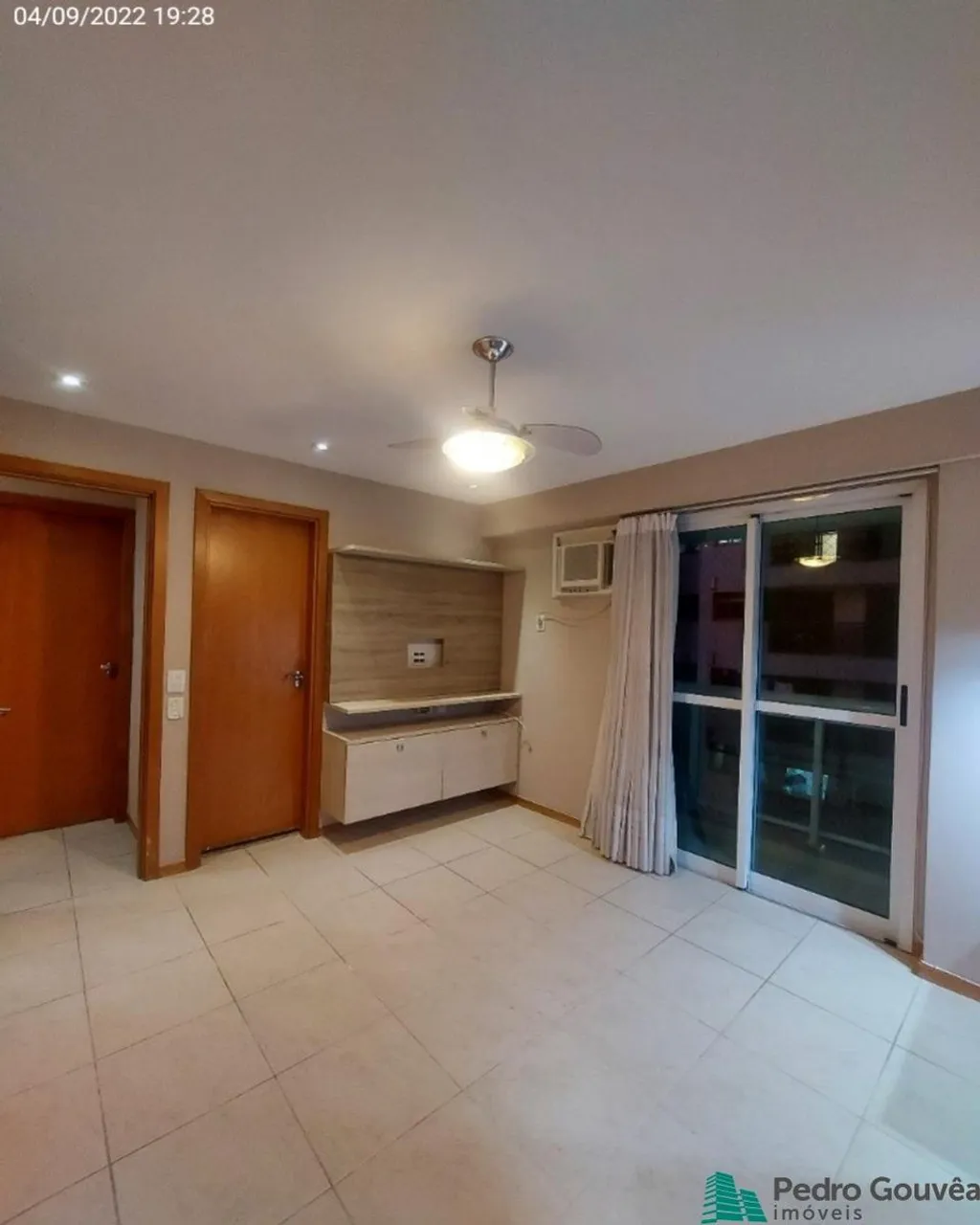 Apartamento residencial com cozinha fechada e coifa — photo 19