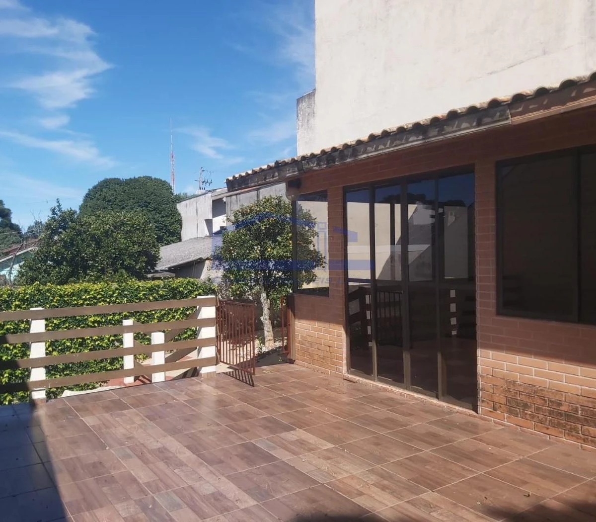 Balcony with a grill in a 3-bedroom apartment, 160 m² — photo 3