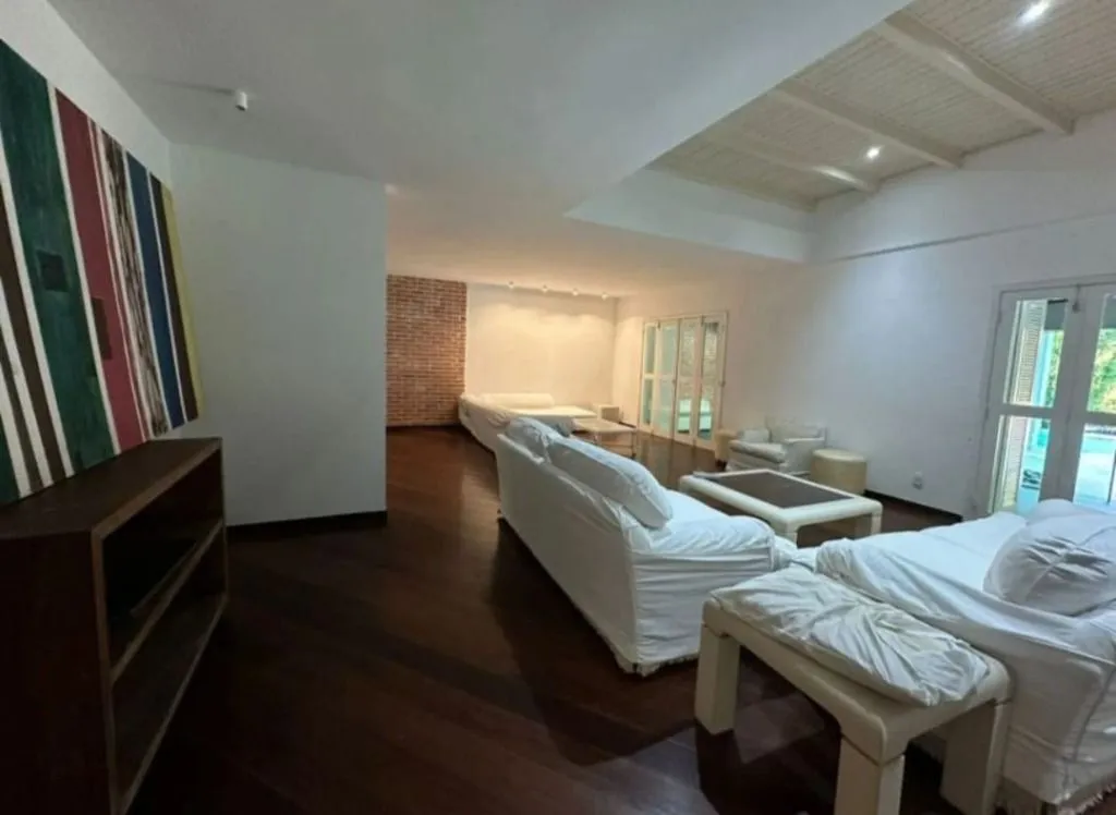 House with 5 bedrooms and 4 bathrooms, 647 m² — photo 10