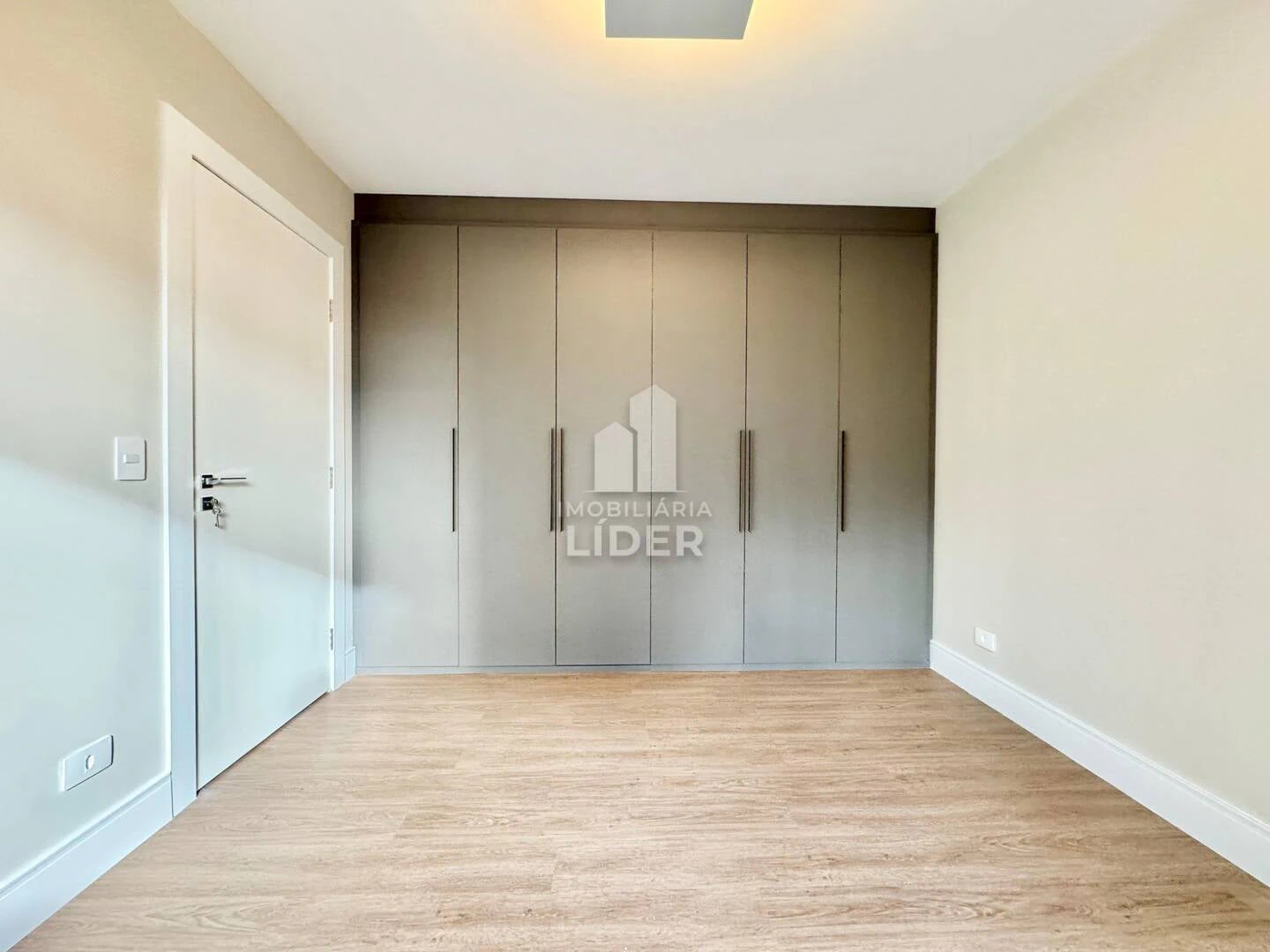 Apartment with 4 bedrooms and 3 parking spots, balcony — photo 4