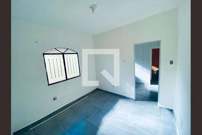 Casa com varanda, 1 quarto e 70 m² para alugar