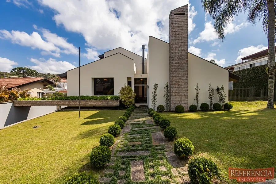 Condo house with 3 bedrooms and a closed kitchen