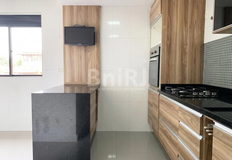 3-bedroom apartment in a building with a pool — photo 48