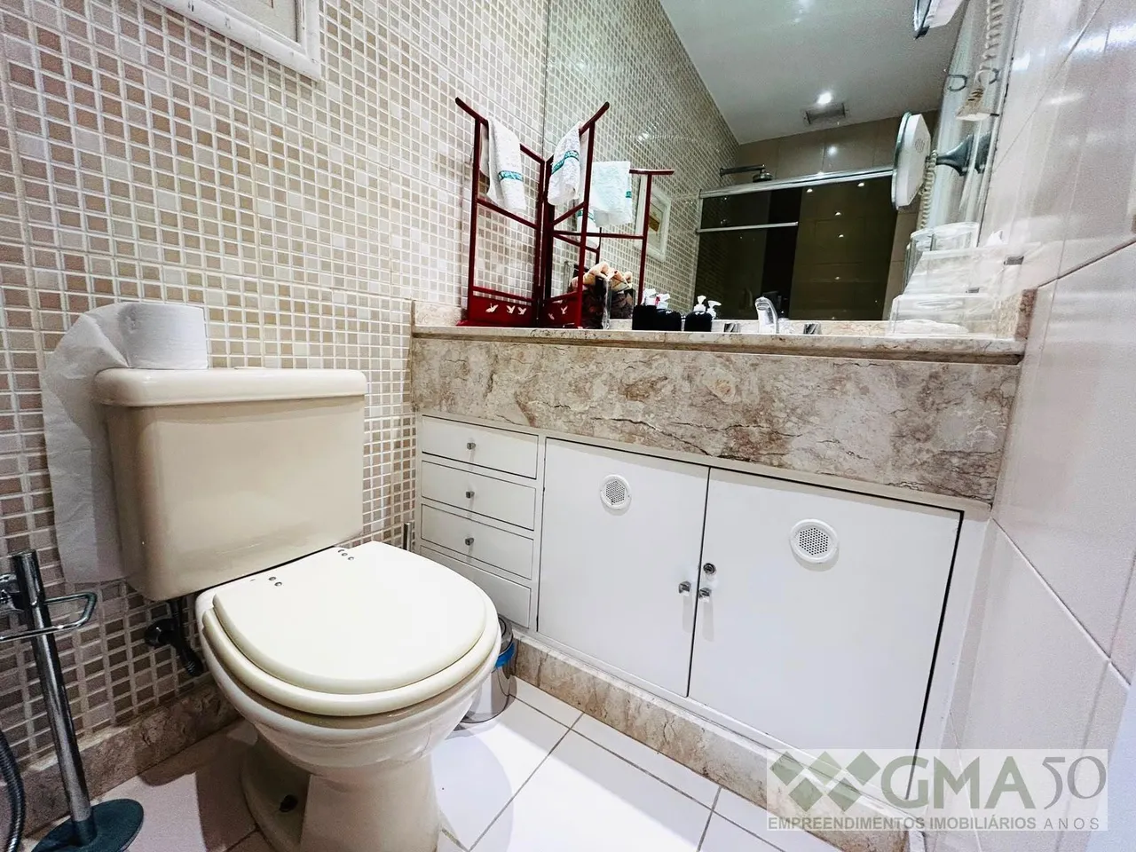 Furnished 1-bedroom apartment with open-plan kitchen — photo 10