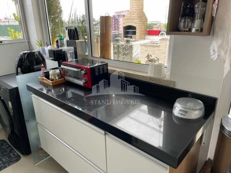 Balcony with a grill in a 2-bedroom apartment, 140 m² — photo 12
