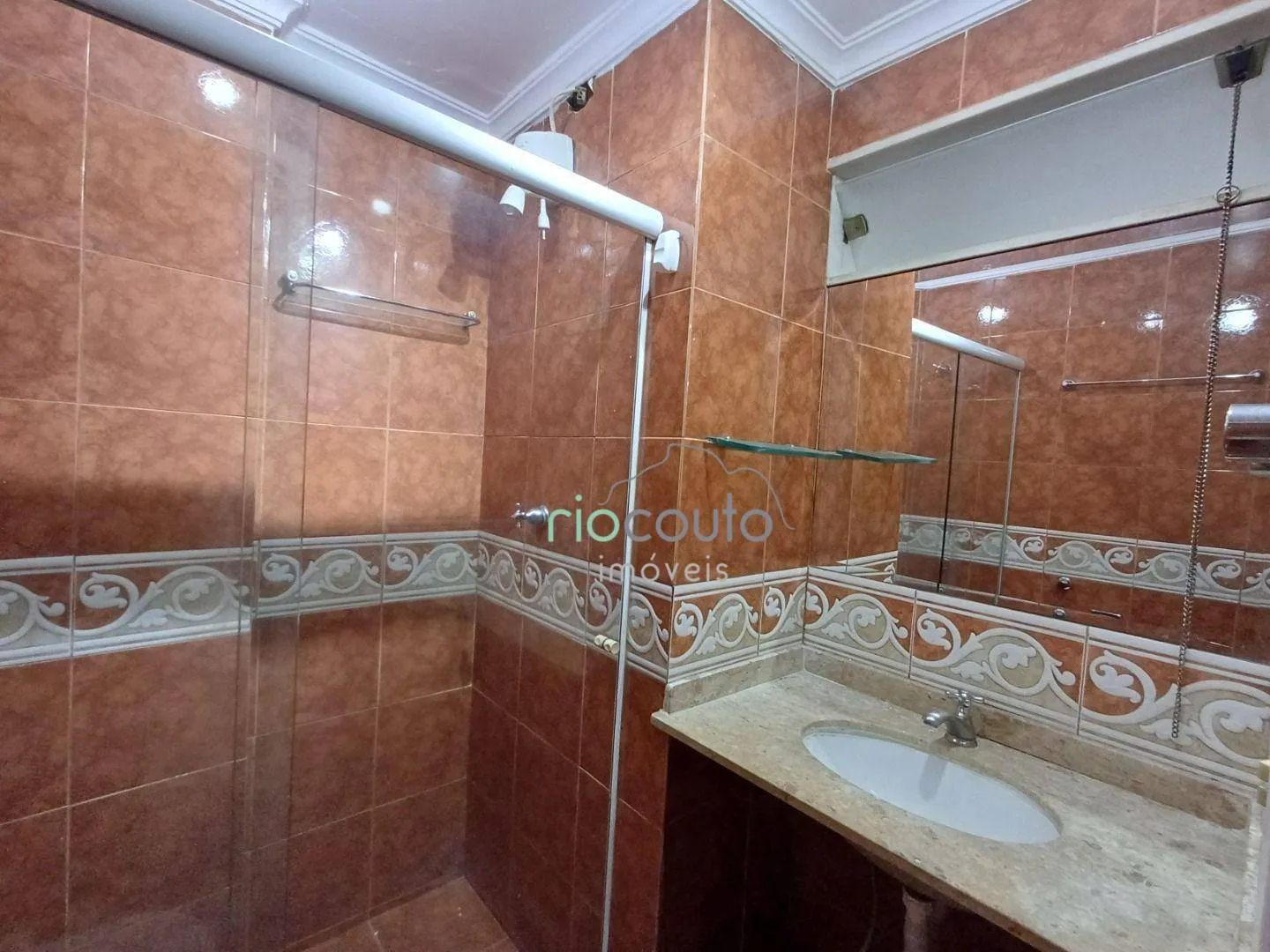 Apartamento com 3 dormitórios e piso de madeira — photo 24