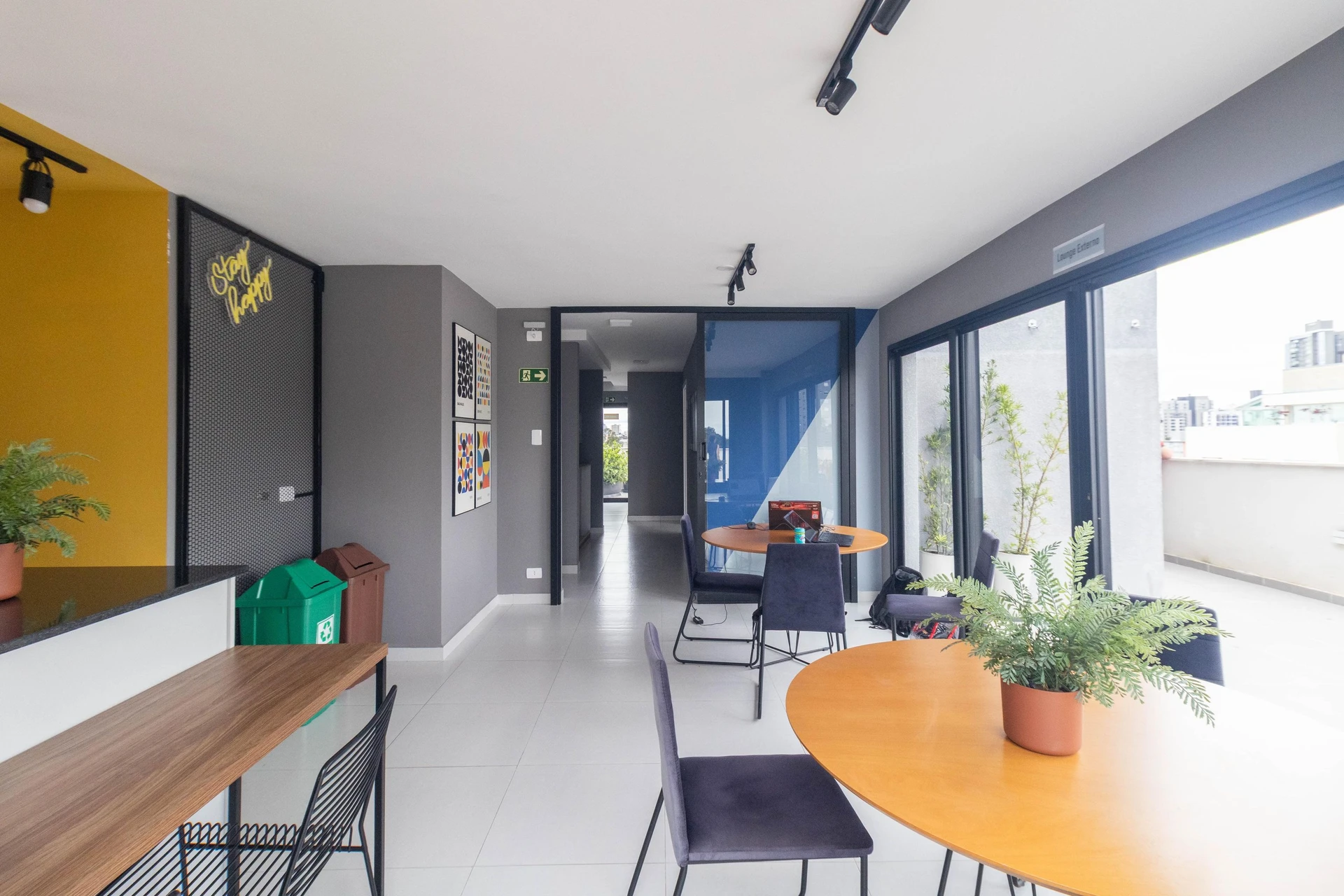 2-bedroom apartment in a building with a gym — photo 15