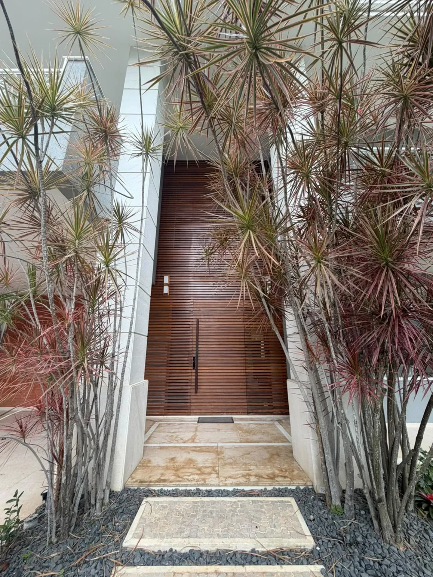 700 m² house with a garden and a bathtub — photo 23