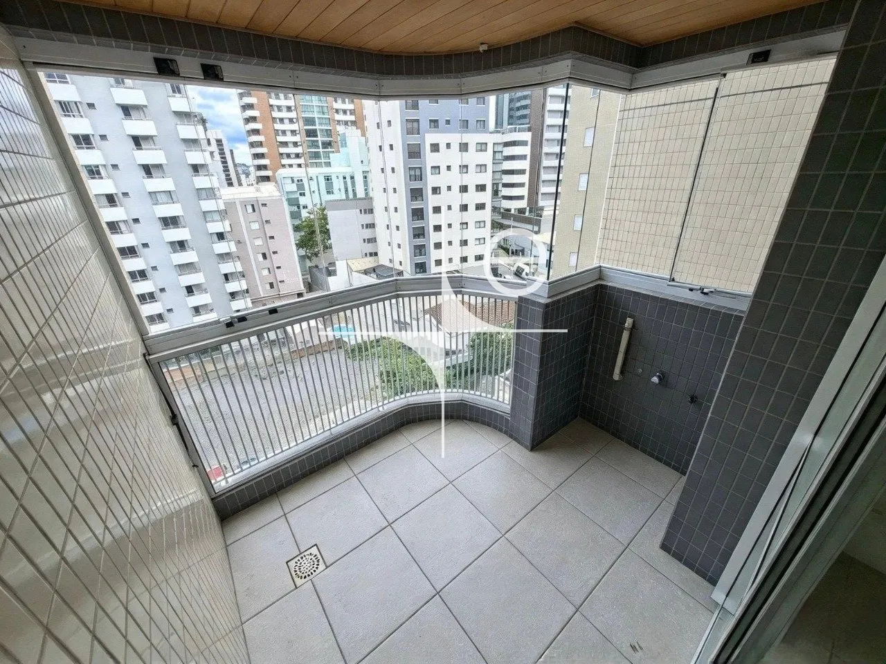 Квартира з 2 спальнями, у будинку є тренажерний зал — photo 9