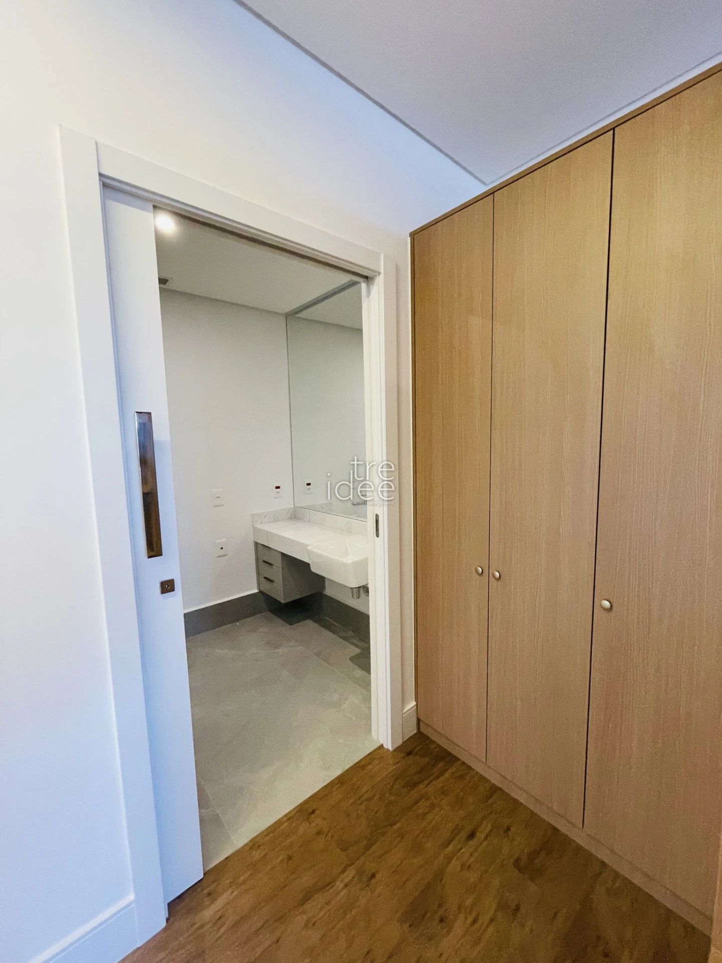 Furnished apartment, 80 m², with floor-to-ceiling windows — photo 15