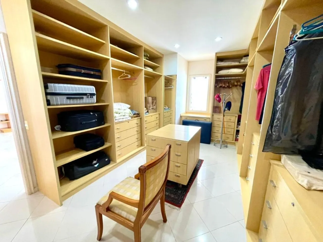 House with 5 bedrooms and a glassed-in balcony — photo 18