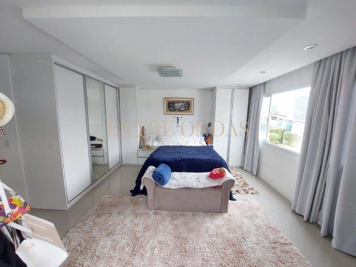 465 m² house with 4 bedrooms and 7 bathrooms