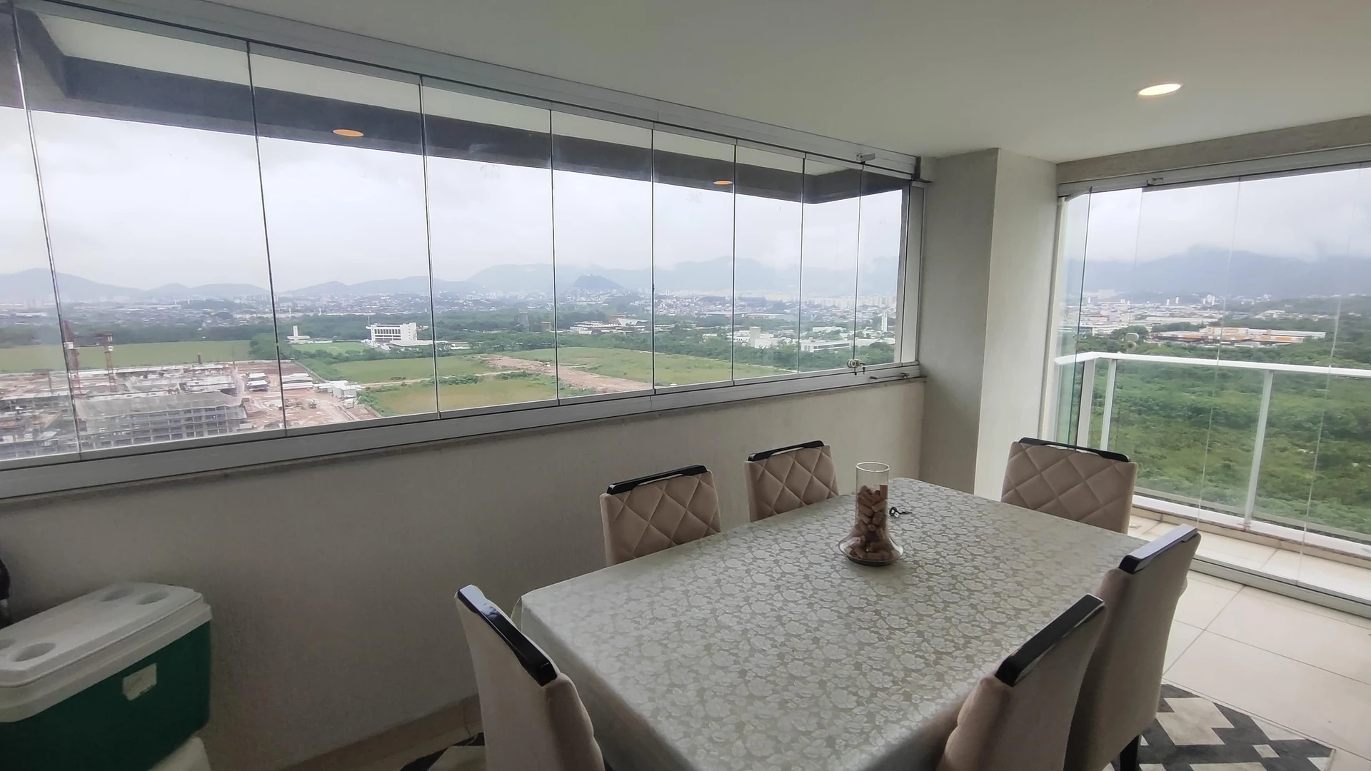 3-bedroom apartment with a glass-enclosed balcony — photo 9