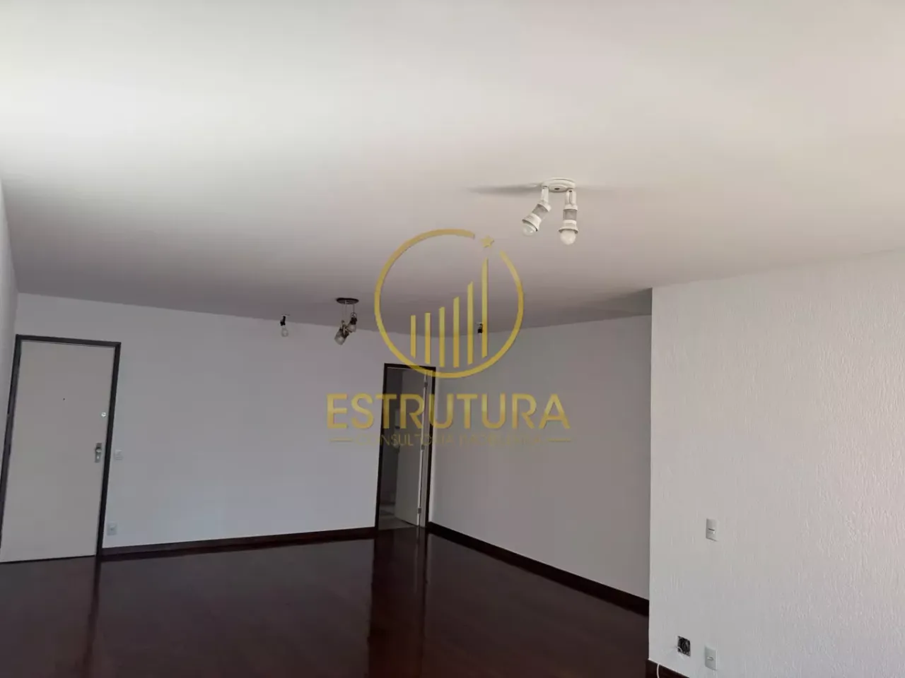 4-bedroom apartment with enclosed glass balcony — photo 14