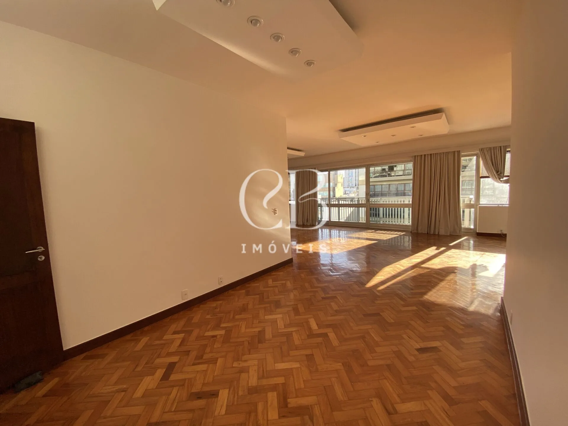 Apartment with 4 bedrooms and a glass-enclosed balcony — photo 58