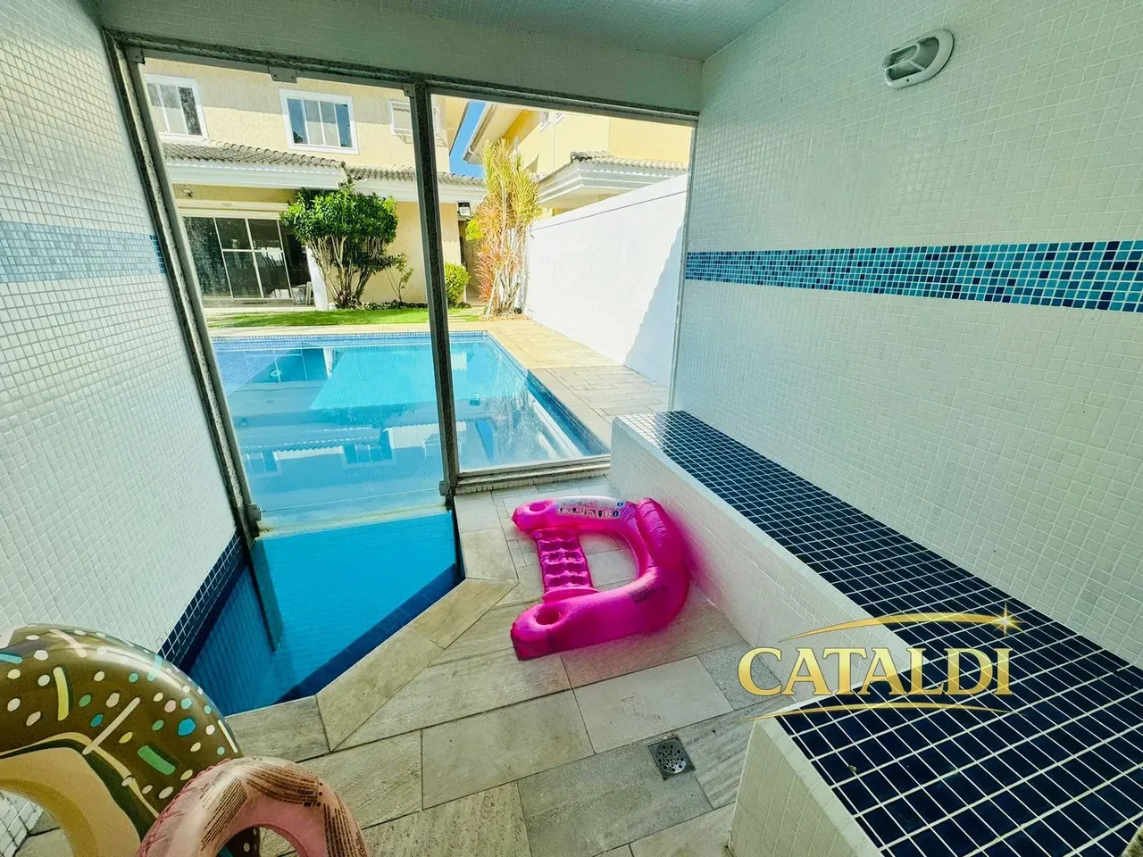 Furnished house, 400 m², with floor-to-ceiling windows — photo 22