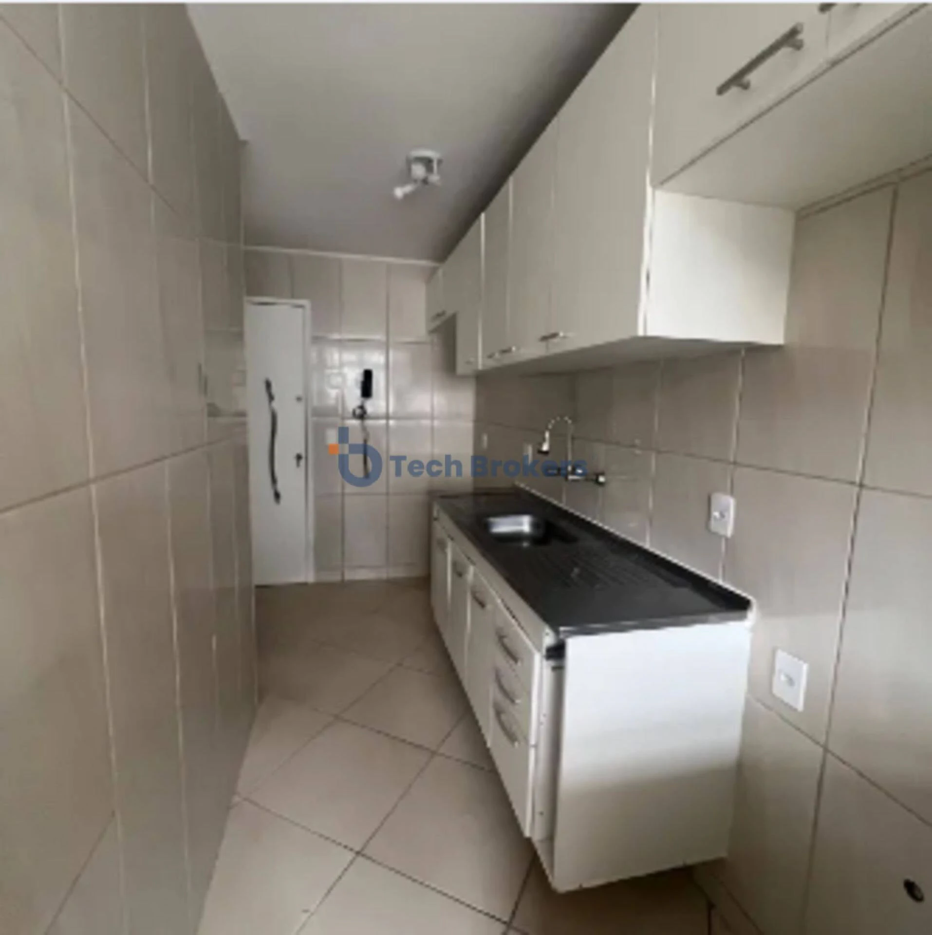 Walk-in closet in a 2-bedroom apartment, 85 m² — photo 2
