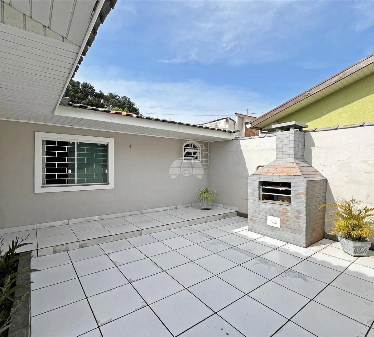 Balcony with a grill in a one-bedroom house, 40 m² — photo 15