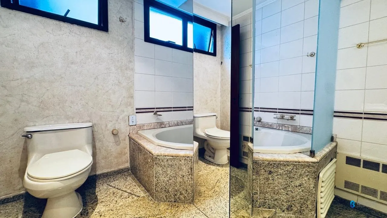 Bathtub in a one-bedroom apartment, 89 m² — photo 28