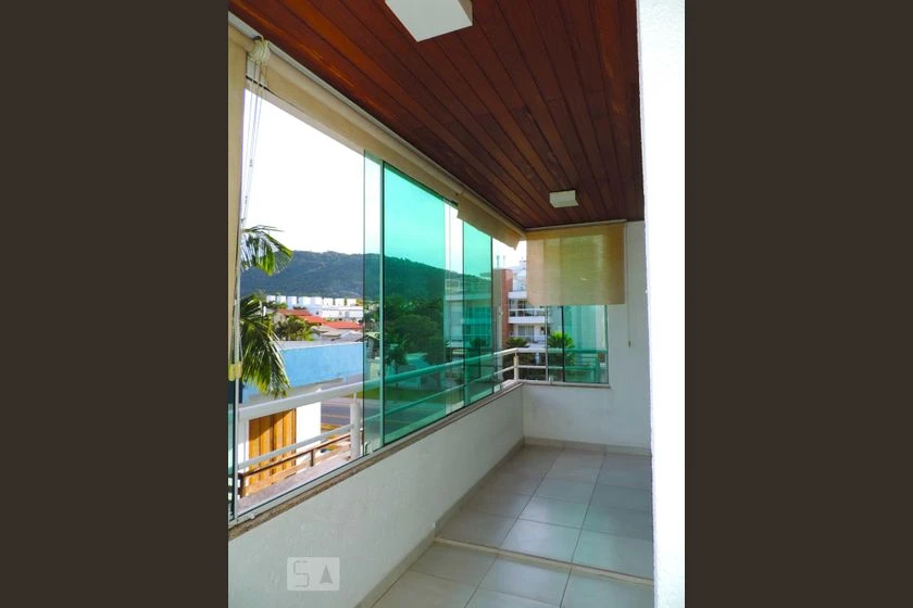 Apartamento con balcón acristalado y cocina abierta — photo 5